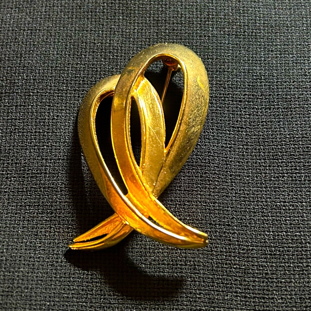 VTG Signed Gold Tone Elegant Brooch. By Allison Reed, Beautiful piece!